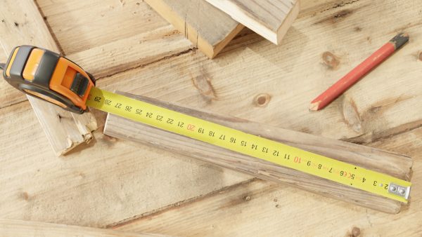 Metal retractable measuring tape
