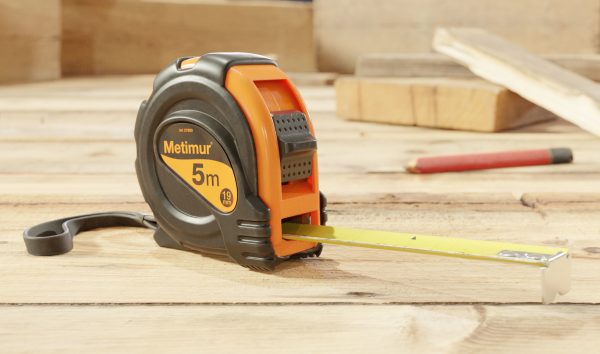 Metal retractable measuring tape