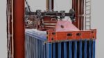 Straddle carrier