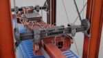 Straddle carrier