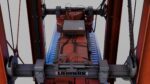 Straddle carrier